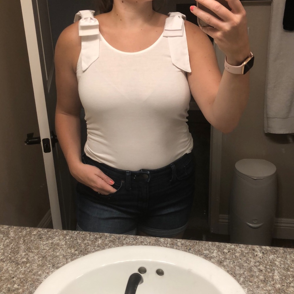 White Bow-shouldered Tank